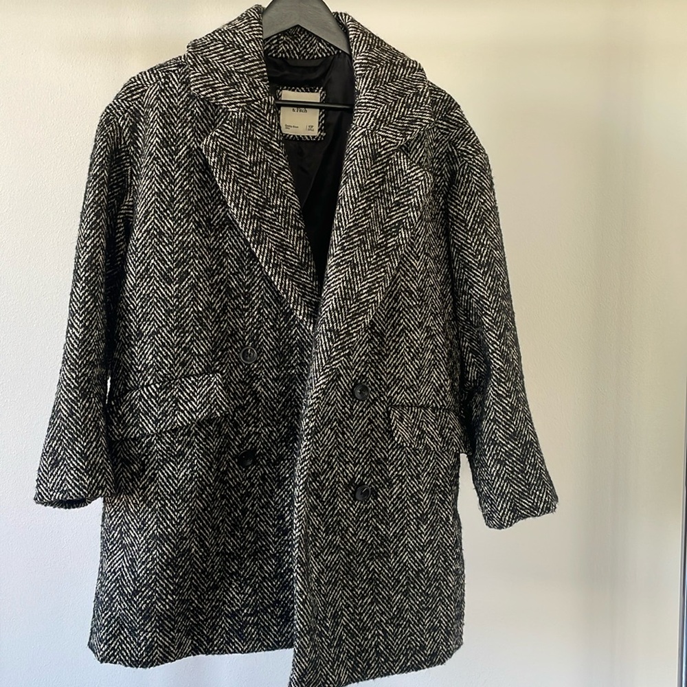 Abercrombie Short Textured Coat in Black Herringbone
Women’s size XS,slouchy fit